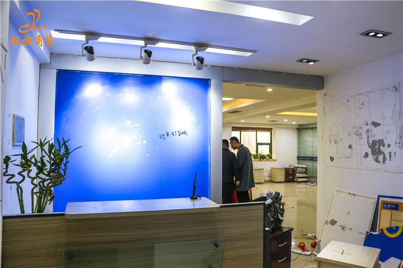 蟻?zhàn)迳萄b新增辦公室裝修中