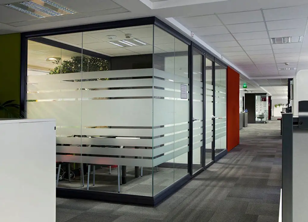 辦公室裝修高隔斷間隔系統(tǒng)的特點(diǎn)與作用
